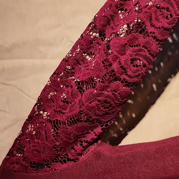 In Girl lace sleeve crewneck pullover - Picture 3 of 4